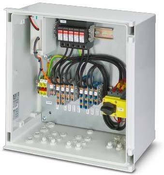 Eine offene elektrische Verteilerdose, die mehrere Kabel zeigt, die an beschrifteten Anschlüssen befestigt sind, und einen gelben Schalter in der unteren rechten Ecke.