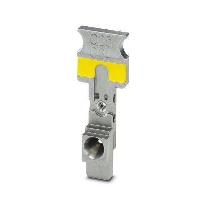 Nahaufnahme eines kleinen metallischen Steckernanschlussses mit gelbem Band und Schraubenloch, isoliert auf weißem Hintergrund.