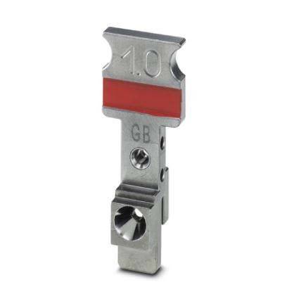 Ein metallischer Prüfstecker mit einem roten Streifen und der Beschriftung '1.0 GB', der als Teil eines elektrischen Klemmensystems zu Testzwecken verwendet wird.