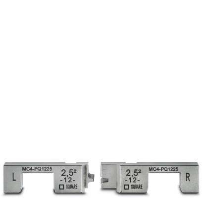 Zwei metallische Adapter mit Beschriftungen; mit 'L' und 'R' für links und rechts gekennzeichnet; beide mit 'MC4-PQ1225' markiert und den Spezifikationen '2,5² - 12 - SQ' und '2,5² - 12 - SQUARE'.
