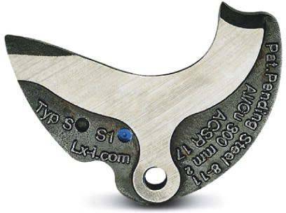 Eine Nahaufnahme eines gebogenen Metallinstruments mit Markierungen: 'Typ S', 'S1', 'Lx-1.com' und 'RICHT 300 MM ACR 17'. Zweck oder Funktion nicht angegeben.