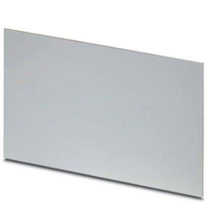 Ein einfaches, rechteckiges Blatt aus glatter, reflektierender Aluminium, leicht geneigt, vor einem weißen Hintergrund platziert.