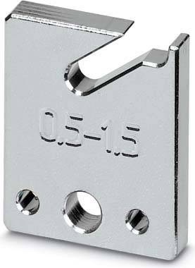 Eine Metallplatte mit glänzender Oberfläche, mit der Beschriftung '0,5-1,5', ausgestattet mit einem Schlitz und drei Löchern für mögliche Montage- oder Befestigungszwecke.