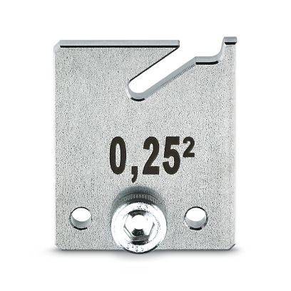Eine kleine Metallkabelklemme oder ein Verbinder, gekennzeichnet mit '0,25²', mit einer zentralen Schraube und zwei Befestigungslöchern auf weißem Hintergrund.