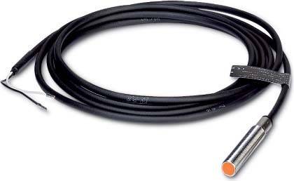 Ein aufgerolltes schwarzes Kabel mit einem orangefarbenen Stecker, das üblicherweise zum Verbinden von Geräten oder für elektrische Zwecke verwendet wird.