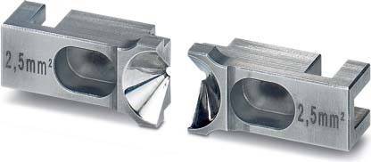 Zwei Detailaufnahmen eines Metallbauteils, die seine geometrischen, polierten Ausschnitte hervorheben und industrielle Designmerkmale in den Vordergrund stellen.