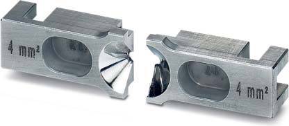 Zwei maschinell bearbeitete Metallblöcke mit präzisen geometrischen Ausschnitten und glatten Oberflächen, die auseinandergesetzt sind, um die Innendetails und Fertigungskunst zu zeigen.