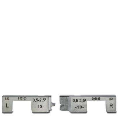 Zwei Metallkalibrierlehren mit den Beschriftungen 'L' und 'R', beide gekennzeichnet mit '0.5-2.5²' und '-10'. Werden zum Messen oder Ausrichten von Komponenten verwendet.