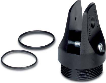 Eine schwarze industrielle Rohrverschraubung mit Gewindeanschlüssen und zwei O-Ringen, wahrscheinlich für Sanitär- oder Maschineninstallationen verwendet.