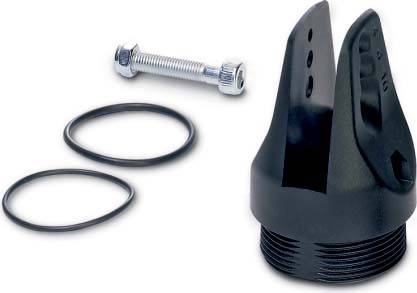 Schwarze Gewehrmündungsbremse mit zwei O-Ringen und einem Bolzen auf weißem Hintergrund.