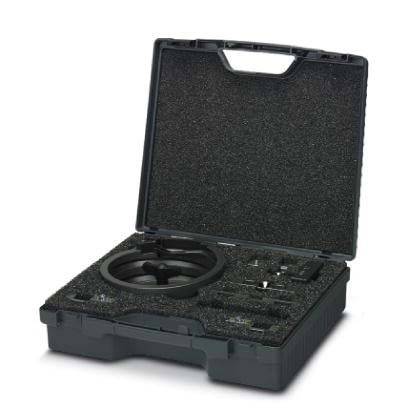 Geöffnete schwarze Plastik-Transportbox mit Schaumstoffeinsätzen, die ein kreisförmiges Objekt und kleine Werkzeuge enthält, entwickelt für sicheren Transport und Aufbewahrung.