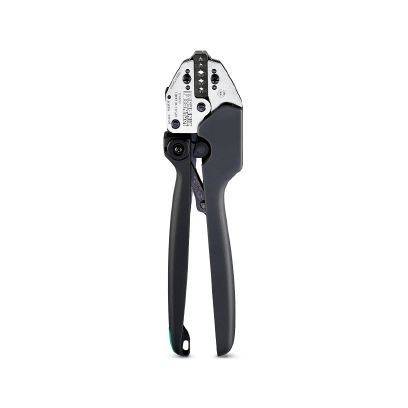 Crimpwerkzeug mit schwarzem Griff und Metallbacken, aufrecht auf weißem Hintergrund dargestellt.