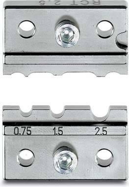 Nahaufnahme eines Metallwerkzeugs mit Messmarkierungen von 0,75, 1,5 und 2,5 auf seiner Oberfläche, mit zwei Löchern und einer zentralen Schraube.