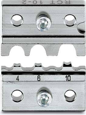 Detailaufnahme zweier Metallschneidklingen, von denen jede drei Löcher und nummerierte Markierungen von '4', '6' und '10' aufweist, die verschiedene Einstellungen oder Messungen andeuten.