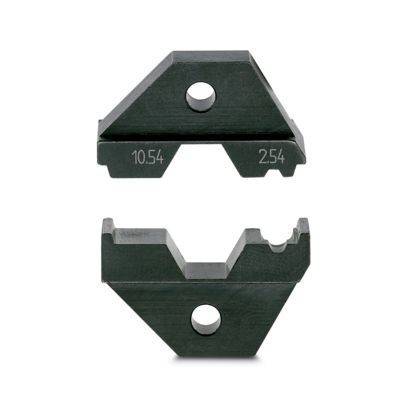 Zwei separate Metallwerkzeugstempel, jeweils mit einem mittigen Loch und einer V-förmigen Kerbe; der obere Stempel ist mit 10,54 und 25,4 gekennzeichnet.