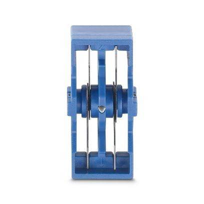 Blauer mechanischer Bleistiftspitzer mit durchsichtigem Gehäuse und sichtbaren Klingen, vor einem weißen Hintergrund dargestellt.