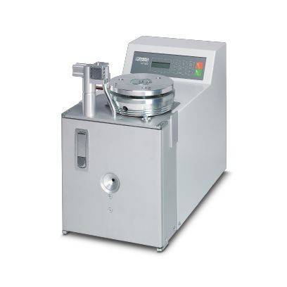 Industrielle Labormaschine mit Metallkammer und Bedienfeld, wahrscheinlich eine Zentrifuge oder ein Prüfgerät, vor weißem Hintergrund dargestellt.