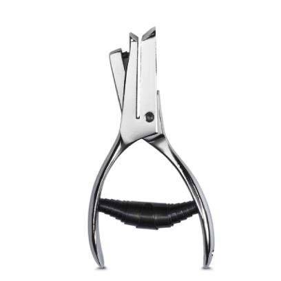 Ein glänzender metallischer Heftklammernentferner mit einem schwarzen Kunststoffgriff, der für leichtes Handling und effizientes Entfernen von Heftklammern konzipiert ist.