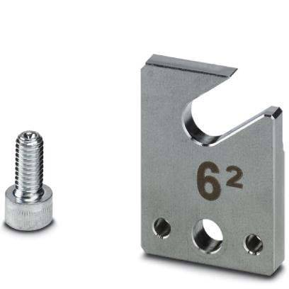 Metallschneidklinge mit der Zahl '6²' eingraviert, neben einer kleinen Schraube, höchstwahrscheinlich Komponenten für eine Maschinen- oder Werkzeugzusammenstellung.
