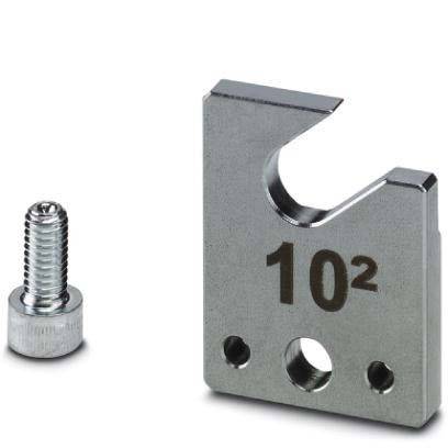 Metallhalterung mit der Markierung '10²' und einem Bolzen daneben, wahrscheinlich zur Befestigung.