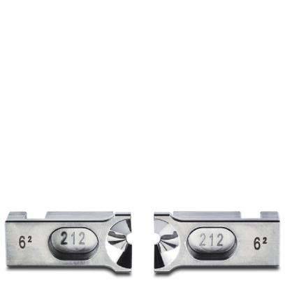 Zwei metallische Anspitzermesser, die sich gegenüberliegen, jeweils mit den Gravuren '212' und '6²'. Das Design zeigt Symmetrie und präzise Handwerkskunst.