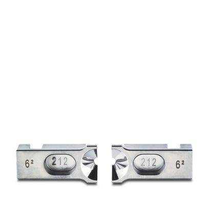 Zwei Metallkabelstecker in der Mitte getrennt, jeder mit den Bezeichnungen '212' und '6²' beschriftet, nebeneinander auf weißem Hintergrund dargestellt.