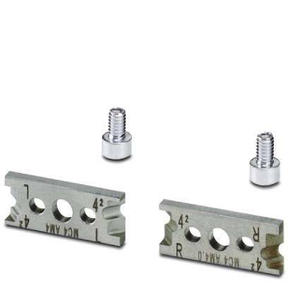 Zwei Metallklingen mit Löchern, die mit '42' und 'L R' markiert sind, liegen flach nebeneinander. Zwei Schrauben stehen aufrecht daneben.