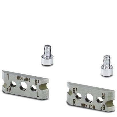 Zwei Präzisionsmetallschneideklingen, markiert mit 6², L und R; begleitet von zwei Schrauben vor einem einfarbig weißen Hintergrund.