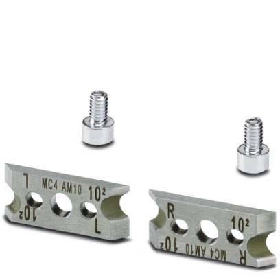 Zwei Präzisionsmetallkomponenten mit beschrifteten Löchern, mit 'L' und 'R' gekennzeichnet, zusammen mit zwei kleinen Schrauben, die Montagebereitschaft anzeigen.