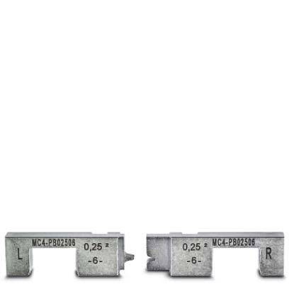 Zwei graue Metallblöcke mit den Beschriftungen 'L' und 'R', versehen mit numerischen und alphabetischen Gravuren, die auf einer reflektierenden Oberfläche platziert sind und auf Messwerkzeuge hindeuten.