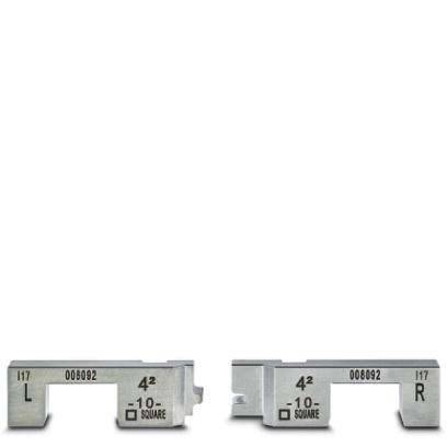 Zwei Metallmessblöcke, mit den Buchstaben 'L' und 'R' gekennzeichnet, graviert mit Zahlen einschließlich '4²', '-10' und 'Quadrat'. Sie werden für präzise Messungen verwendet.