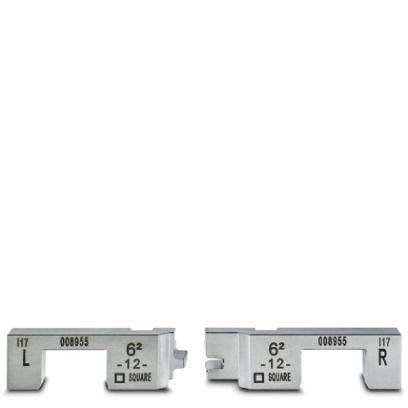 Zwei rechteckige Metallmaße mit den Beschriftungen 'L' und 'R', gekennzeichnet mit '6² -12- QUADRAT', die zur Messung oder Kalibrierung verwendet werden.