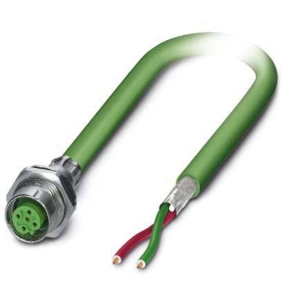 Ein grünes elektrisches Kabel mit einem Metallstecker an einem Ende und freiliegenden roten und grünen Leitern am anderen Ende, das für industrielle Verbindungen verwendet wird.