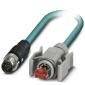 Ein türkisfarbenes Ethernet-Kabel mit einem schwarzen Stecker an einem Ende und einem grauen Stecker mit roten Pins am anderen Ende, verwendet für Datenübertragung.
