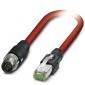 Ein rotes Netzwerkkabel mit einem männlichen Koaxialstecker an einem Ende und einem RJ45-Ethernet-Stecker am anderen Ende, verwendet für Netzwerkverbindungen.