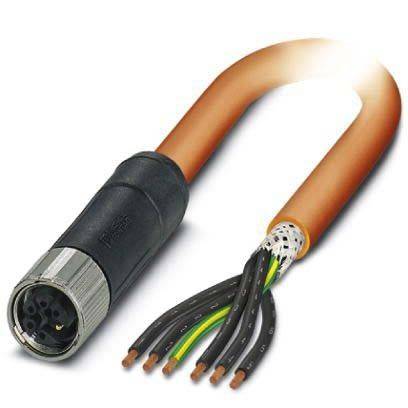 Eine Nahaufnahme eines industriellen Kabels mit sechs freigelegten farbigen Drähten. Das Kabel ist orange, und die Drähte sind schwarz, gelb, grün, braun, blau und weiß.