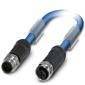 Ein blaues Ethernet-Kabel mit zwei schwarzen Steckern, das für Netzwerkverbindungen verwendet wird.