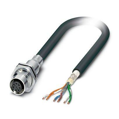 Kreisförmiger Metallstecker, der an einem schwarzen Kabel befestigt ist, mit freiliegenden farbigen Drähten am anderen Ende, gezeigt auf weißem Hintergrund.
