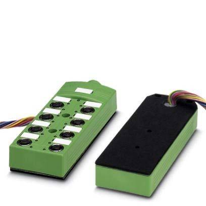 Ein grünes elektronisches Gerät mit mehreren Anschlüssen neben einer flachen rechteckigen schwarzen Komponente, die beide durch mehrfarbige Kabel miteinander verbunden sind.
