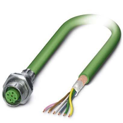 Ein grünes Industriekabel mit freigelegten farbigen Leitungen an einem Ende und einem runden Metallstecker am anderen Ende, das für elektrische Verbindungen verwendet wird.