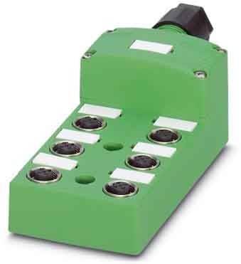 Ein grüner rechteckiger industrieller Anschlussblock mit mehreren kreisförmigen Anschlüssen und einem schwarzen Kabelstecker oben, verwendet in Maschinen.