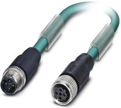 Ein grünes Industriekabel mit schwarzen Anschlüssen an beiden Enden. Das Kabel verfügt über vier sichtbare Stifte an einem Anschluss und vier Löcher am anderen Anschluss.