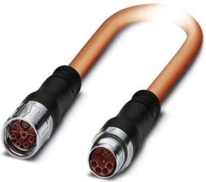 Eine gewickelte Kupferrohrleitung mit Anschlussfittings an beiden Enden, wahrscheinlich für die Sanitär- oder Klimatechnik, was Flexibilität und Konnektivität in Systemen andeutet.