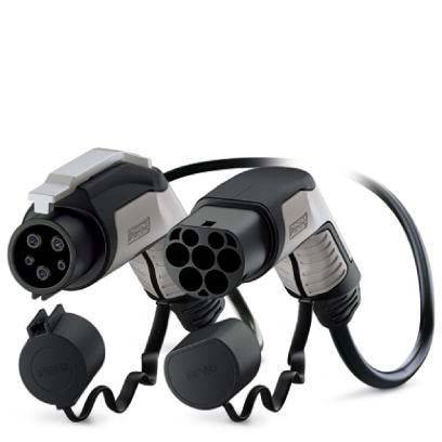 Zwei elektrische Fahrzeugladekabel mit unterschiedlichen Anschlusstypen werden gezeigt, die das Steckerdesign und die Kompatibilität für Elektrofahrzeuge veranschaulichen.