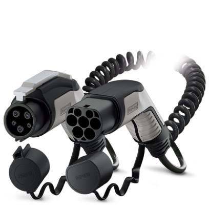 Zwei Ladekabel für Elektrofahrzeuge mit aufgerollten Kabeln und Schutzabdeckungen an den Steckern, konstruiert für Konnektivität und Sicherheit.