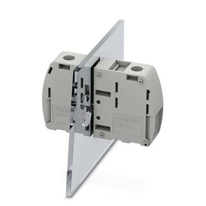 Eine silber- und graufarbene Metallscharnier, die an einer Glasscheibe befestigt ist und deren strukturelle Konstruktion zur sicheren Befestigung der Scheibe zeigt.