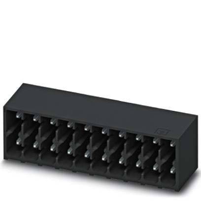 Ein schwarzer, rechteckiger Kunststoffverbinder mit mehreren schrägen Schlitzen, die in zwei Reihen angeordnet sind, der für elektronische Geräteverbindungen verwendet wird.