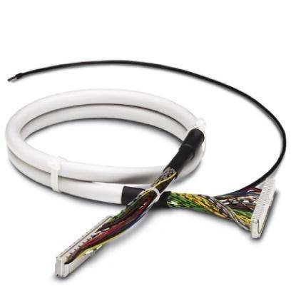 Ein gewickeltes elektrisches Kabel mit mehrfarbigen Leitern, zwei Anschlüssen an jedem Ende, verwendet für Daten- oder Stromübertragung in elektronischen Geräten.