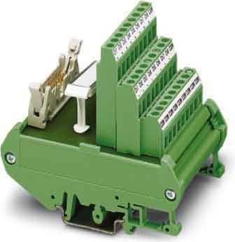Ein grüner elektrischer Terminalblock mit mehreren Anschlusspunkten und auf jeder Ebene angezeigten Nummern, der für sichere Verdrahtung in Schaltkreisen verwendet wird.