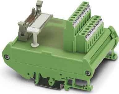 Ein grüner Anschlussblock mit Verbinderstiften und nummerierten Etiketten, der für elektrische Verbindungen in industriellen Umgebungen verwendet wird.